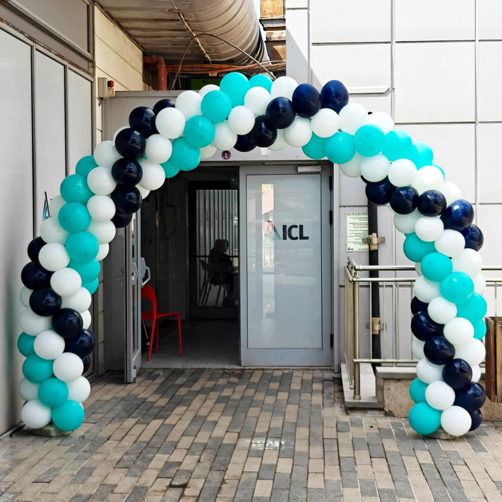 מהשטח | balloons arch - 5