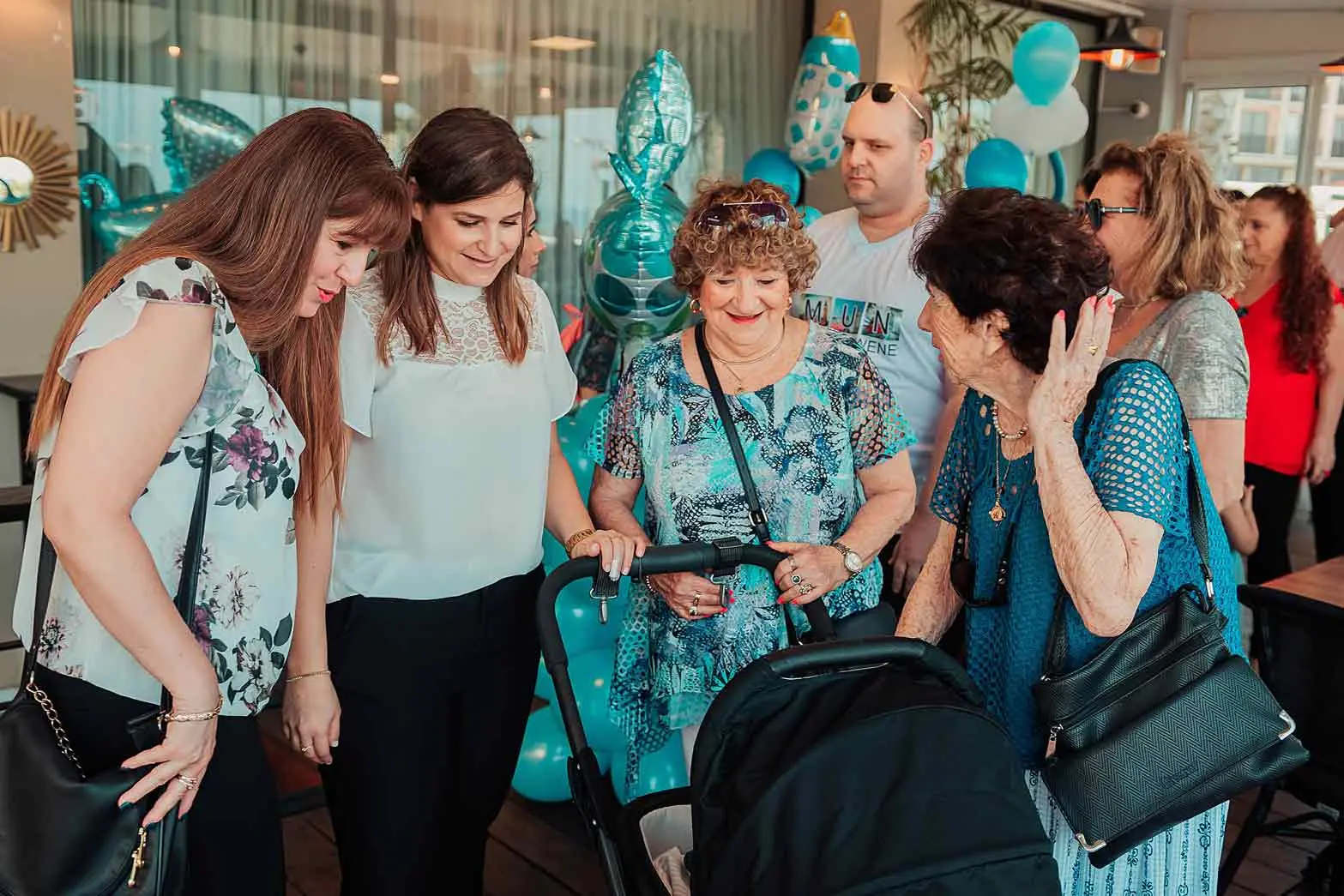 מהשטח — רגע משפחתי או טקס בצילום ברית מילה